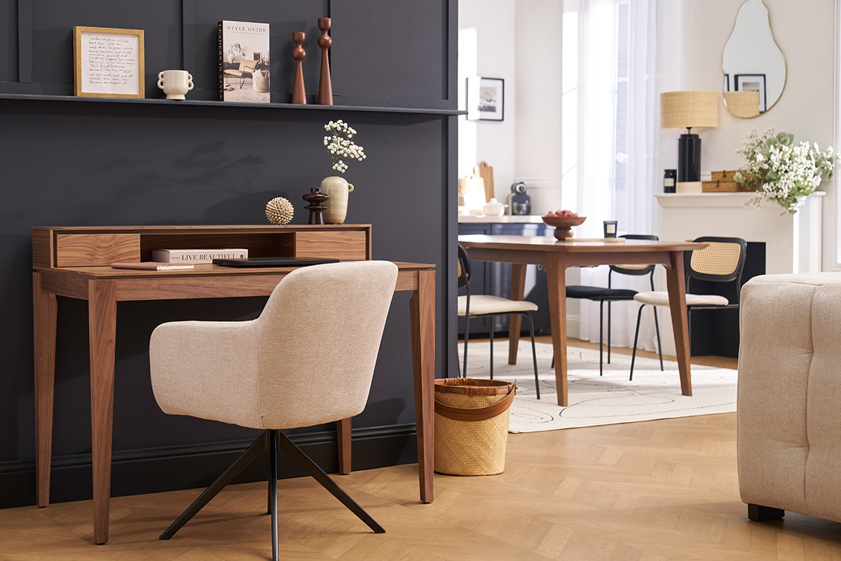 Sedia girevole AMIKA a 360� in tessuto beige, vista laterale vicino a una scrivania in legno