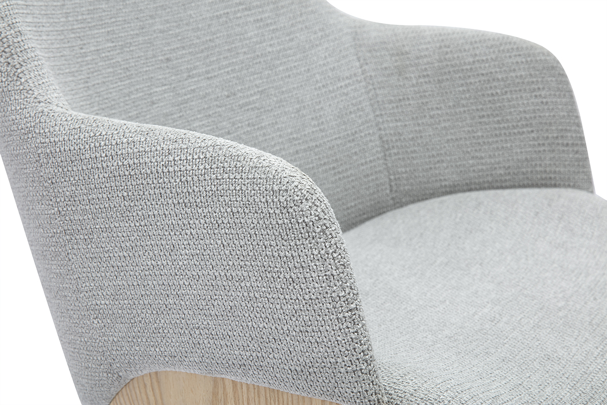 Vista dettagliata del bracciolo e dello schienale della sedia EARL in tessuto di ciniglia grigia con legno chiaro.