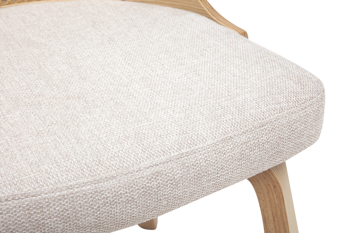 Dettaglio della seduta della sedia in tessuto effetto velluto beige con gambe in legno chiaro.