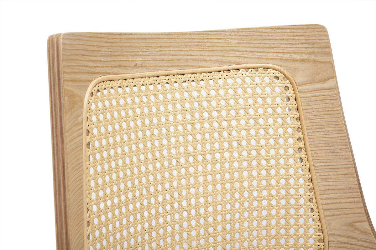Dossier di sedia in legno chiaro con intreccio in rattan, vista ravvicinata della texture