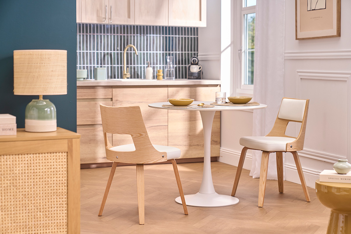 Sedia scandinava bianca GARBO, vista laterale in una sala da pranzo moderna.