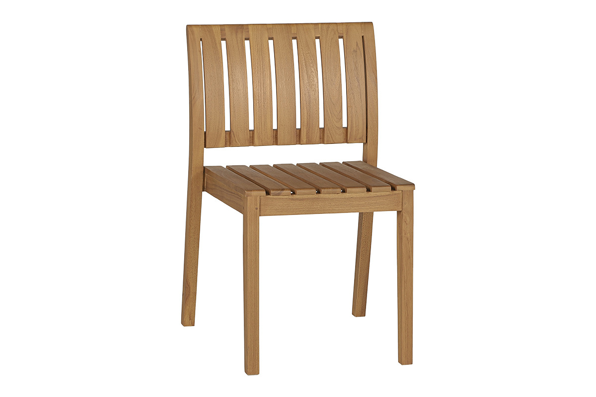 Sedia da giardino impilabile in legno massello di teak, vista 3/4, design essenziale senza braccioli.