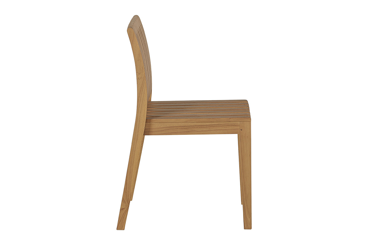 Sedia da giardino TECKA in legno massello di teak, vista di profilo, design pulito senza braccioli.