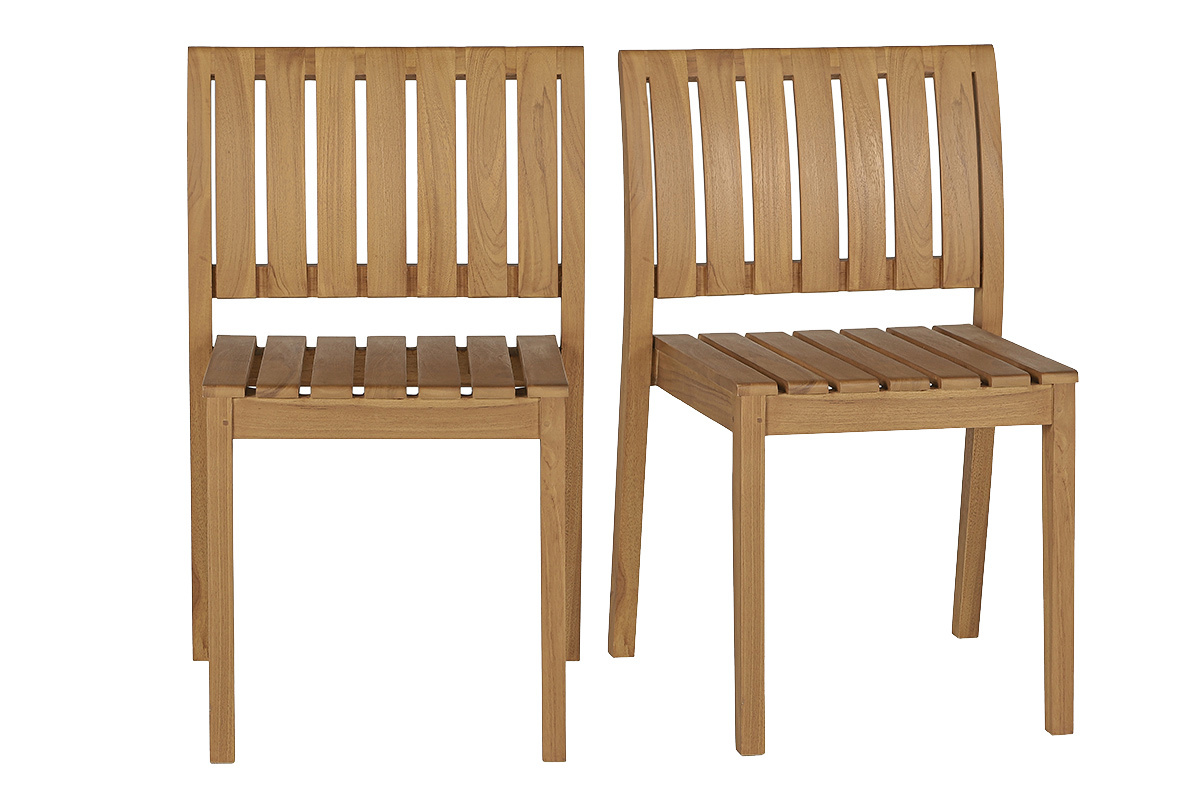 Set di 2 sedie da giardino in teak massello, vista frontale con design pulito e schienale curvo.