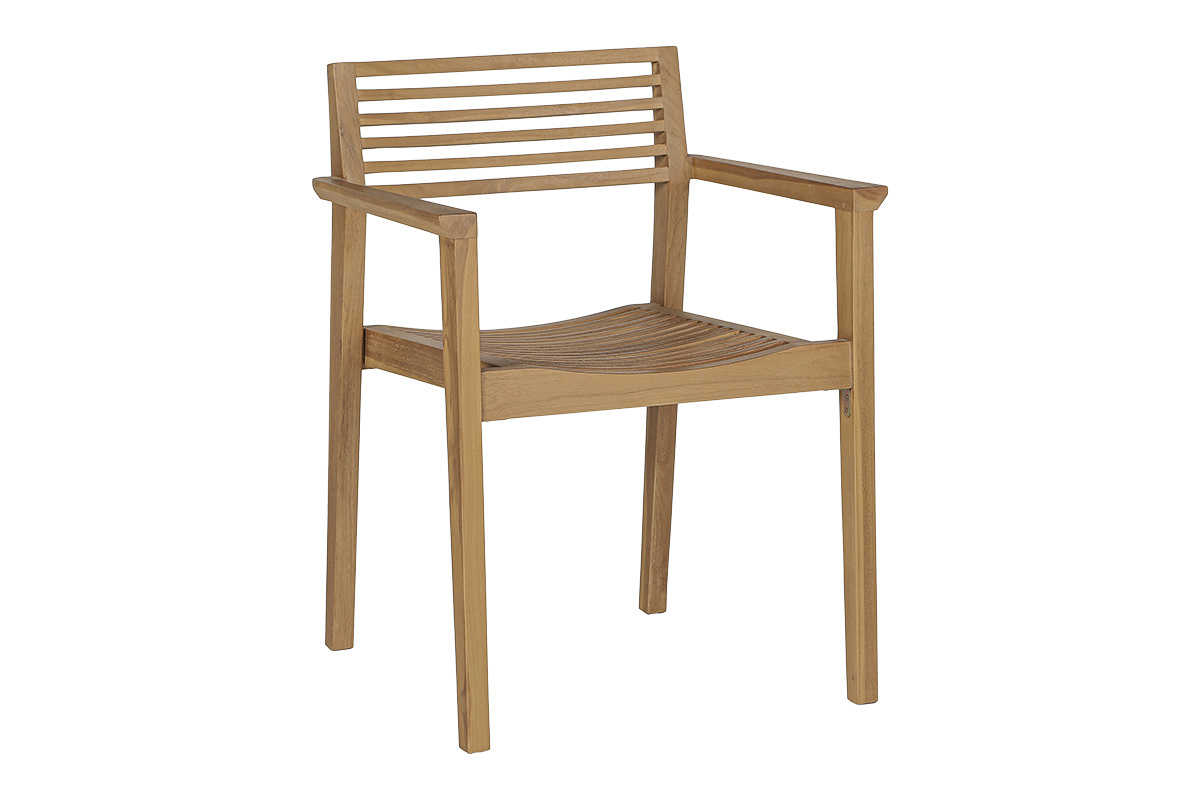 Sedia da giardino in teak massello con braccioli, vista a 3/4, design impilabile.