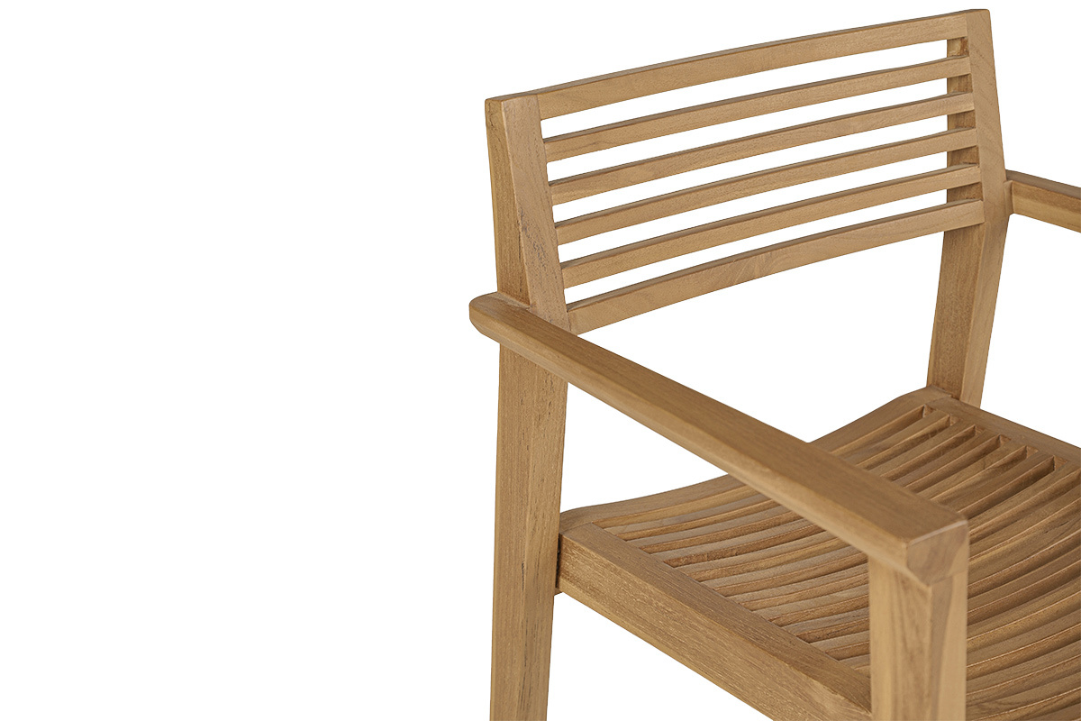 Dettaglio di una sedia da giardino in teak massiccio con braccioli e schienale a doghe