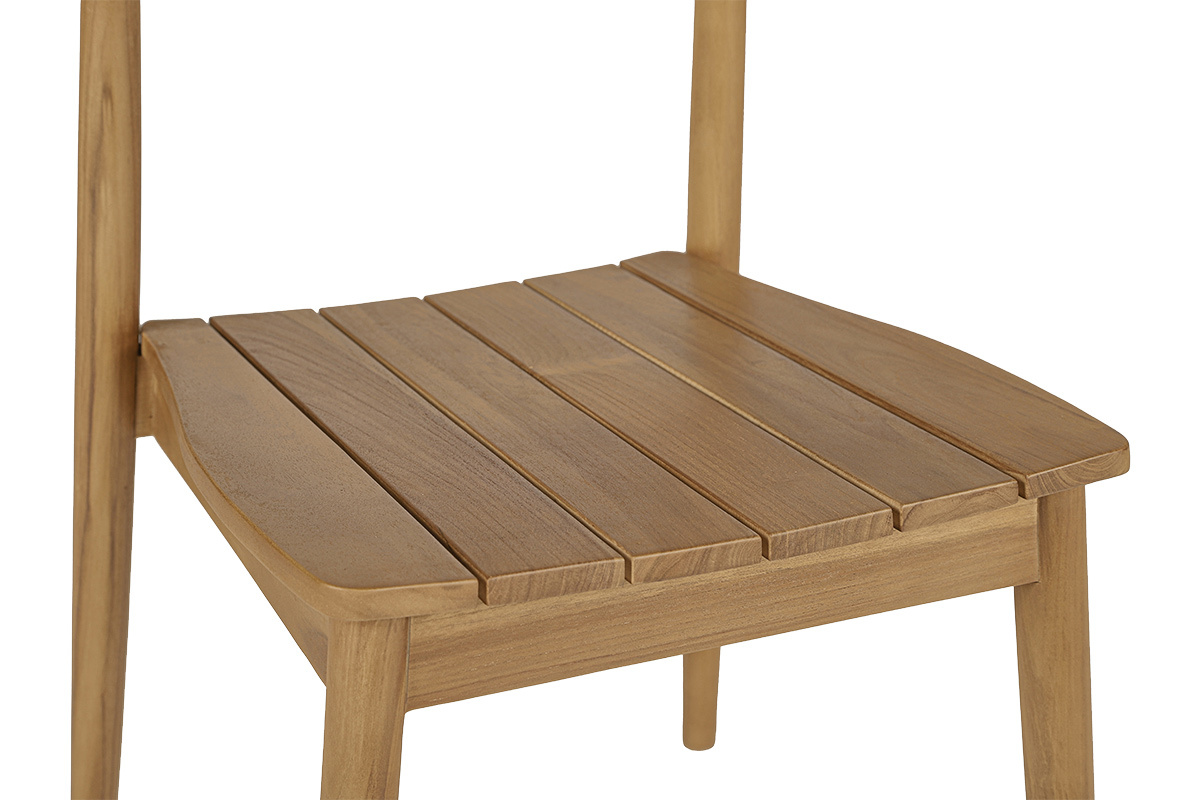 Vista dettagliata di una sedia da giardino in teak massiccio, che mostra la seduta di design a doghe
