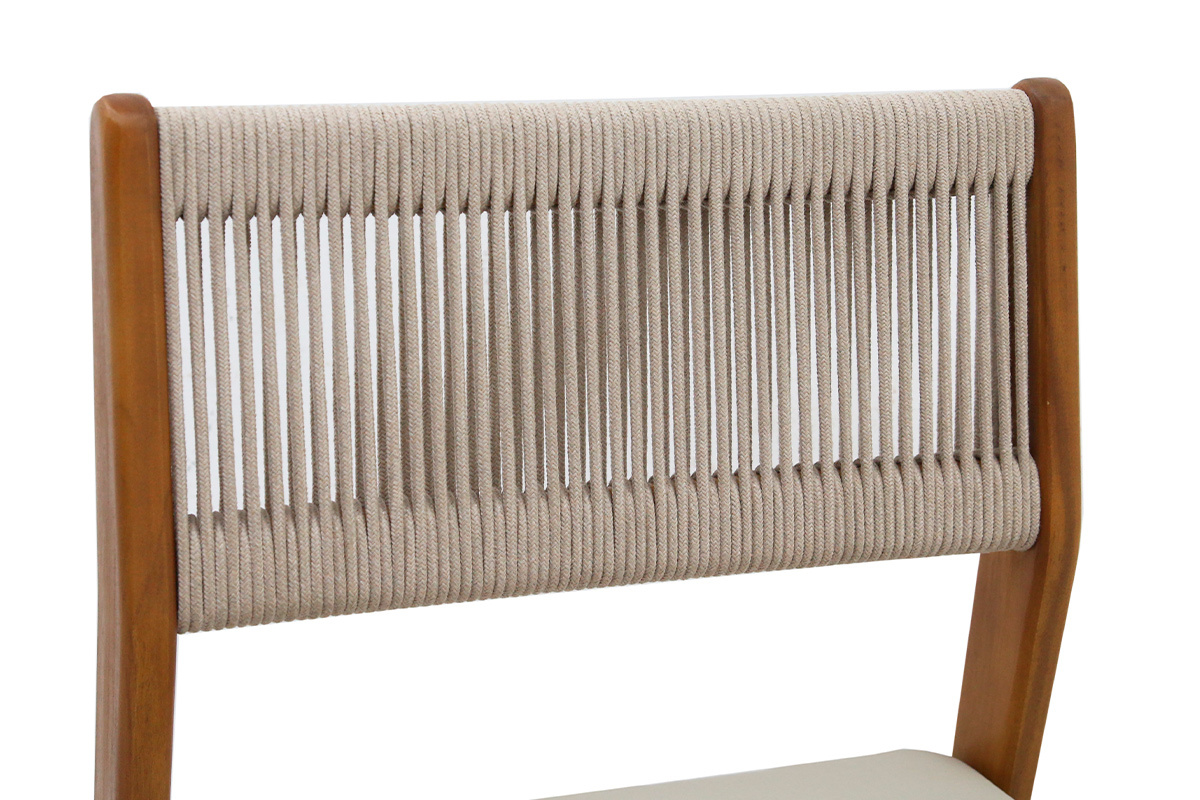 Schienale di sedia in corda intrecciata beige e legno massiccio, vista frontale.