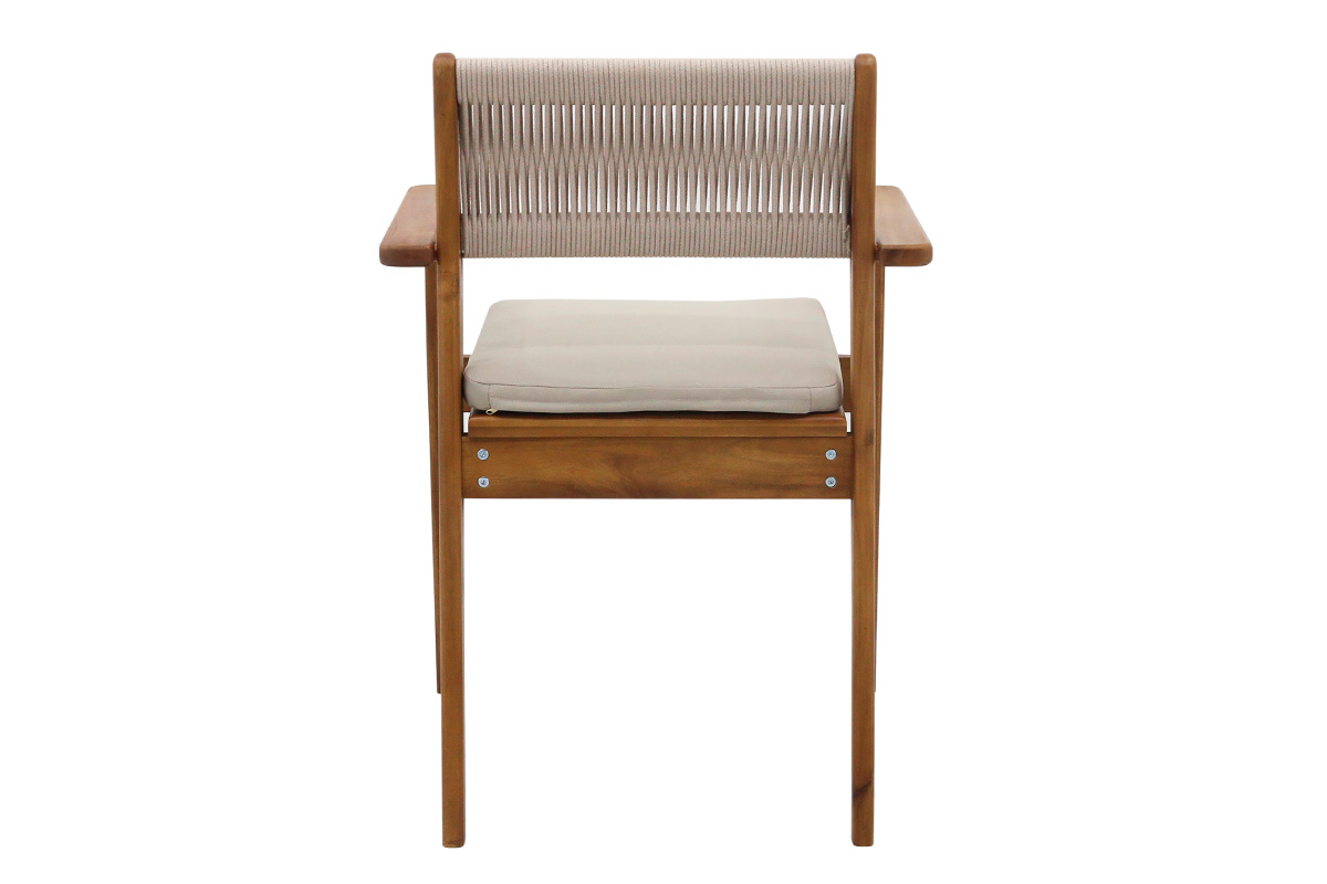 Sedia da giardino in legno e corda intrecciata con cuscino beige, vista da dietro.