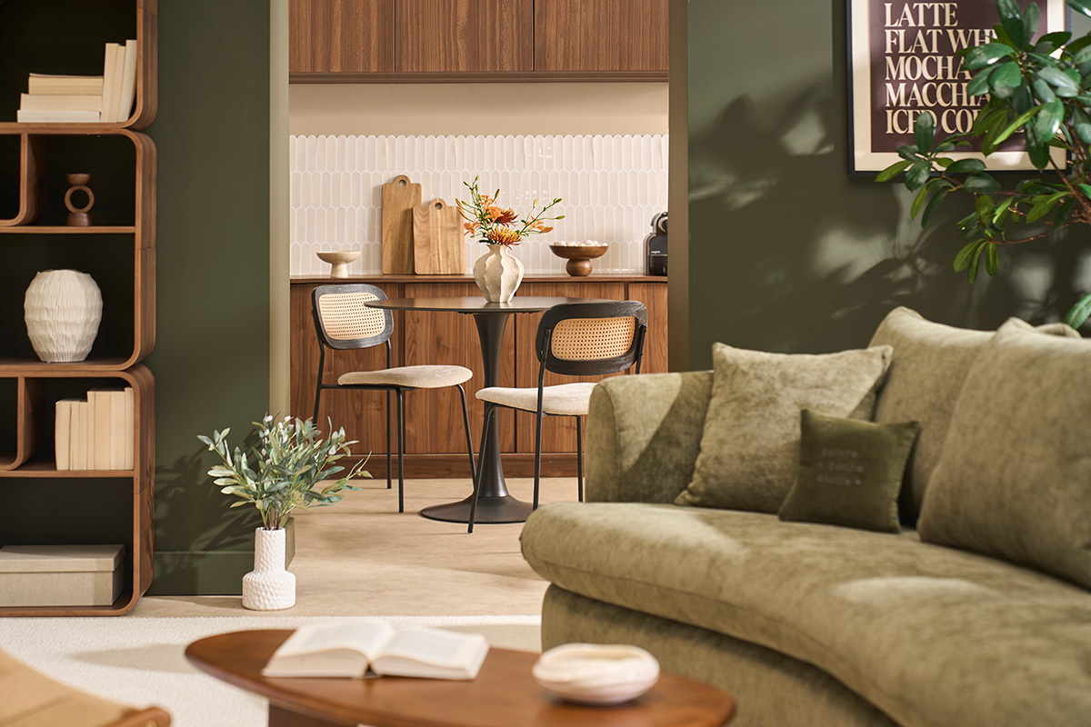 Sedie dal design in tessuto effetto velluto beige, metallo nero e intreccio di rattan (set di 2) MIRANDA