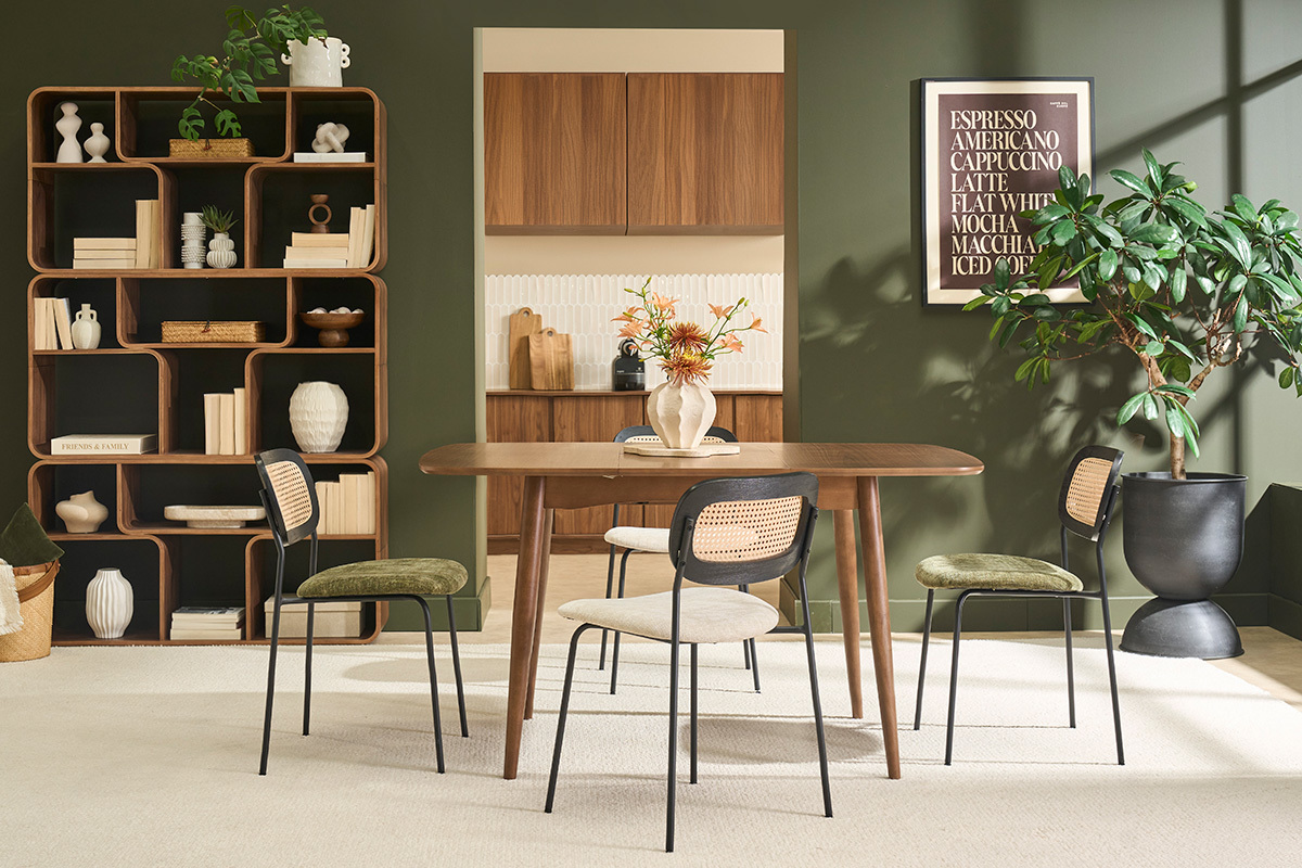 Sedie dal design in tessuto effetto velluto beige, metallo nero e intreccio di rattan (set di 2) MIRANDA