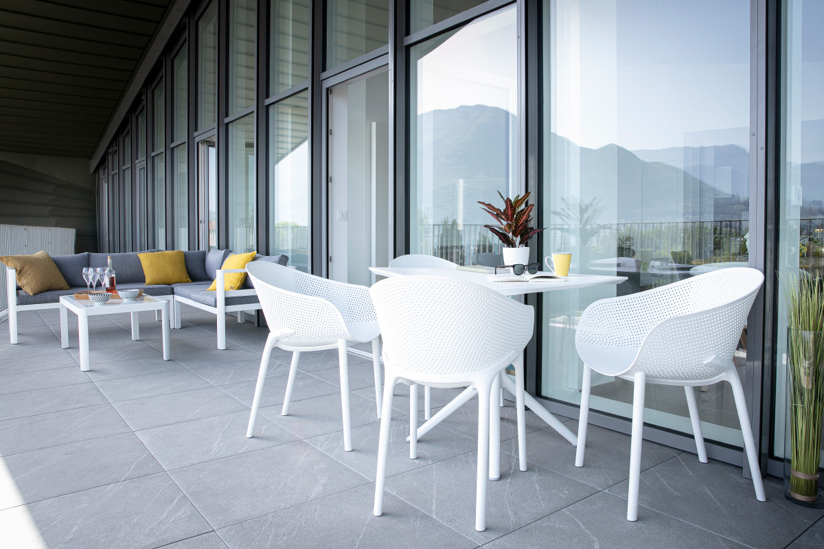 Sedie design bianche interno / esterno (gruppo di 4) OSKOL