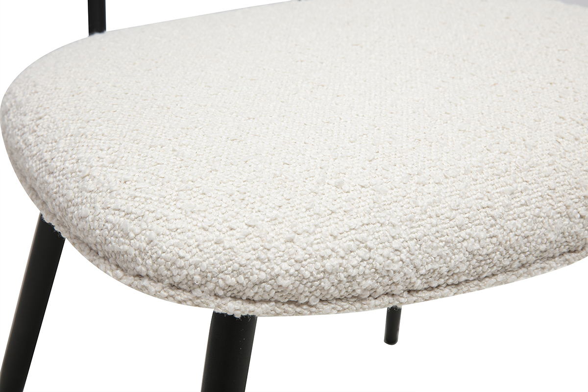 Zoom sul sedile in tessuto effetto lana boucl� bianco di una sedia SWANN, struttura in metallo nero.