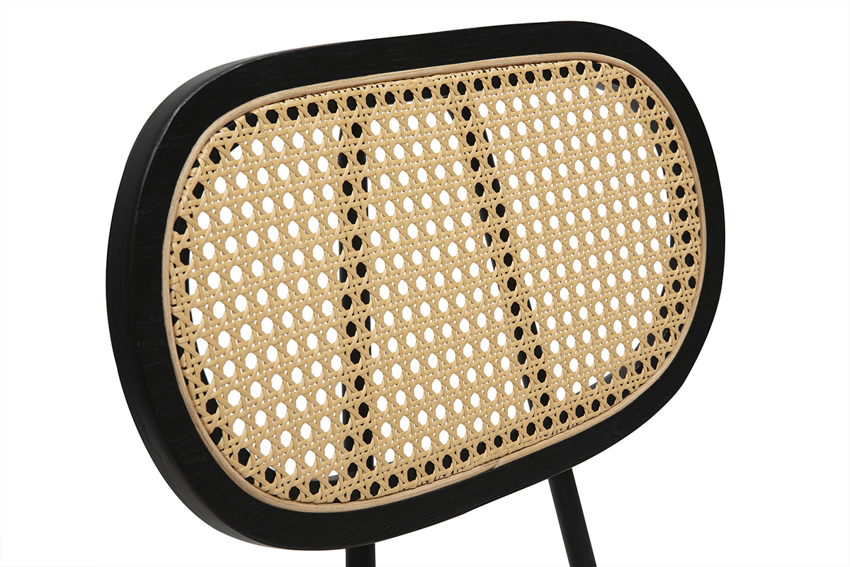 Schienale di sedia in rattan con cornice in metallo nero, vista ingrandita.