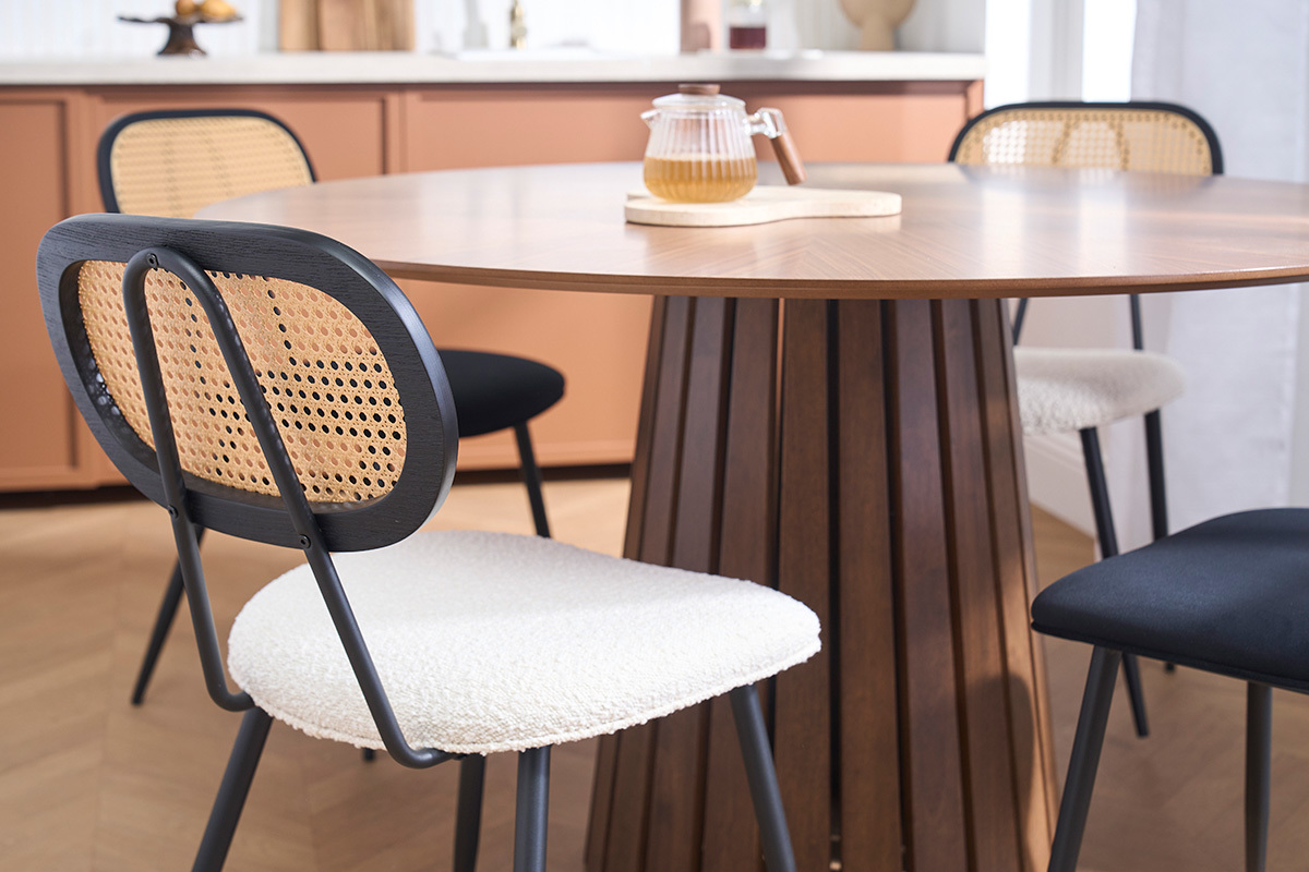 Sedie design in tessuto effetto lana boucl� bianco, metallo nero e rattan intrecciato (set di 2) SWANN
