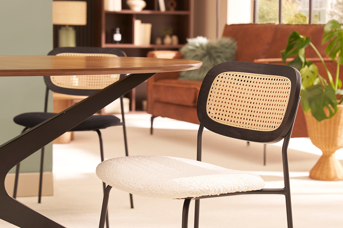 Sedie design in tessuto effetto lana ricciolo bianco, metallo nero e intreccio di rattan (set di 2) MIRANDA