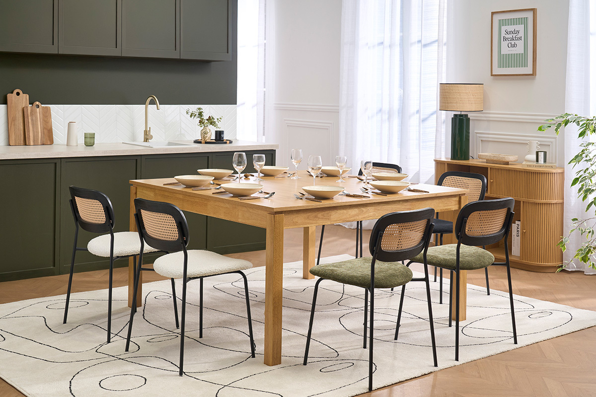 Sedie MIRANDA bianche intorno a un tavolo di legno in una sala da pranzo.