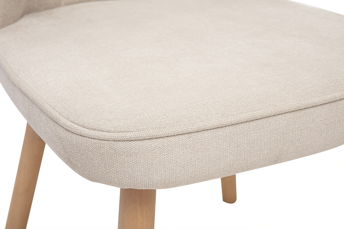 Primo piano dell'assise di una sedia in tessuto effetto velluto beige con gambe in legno chiaro.