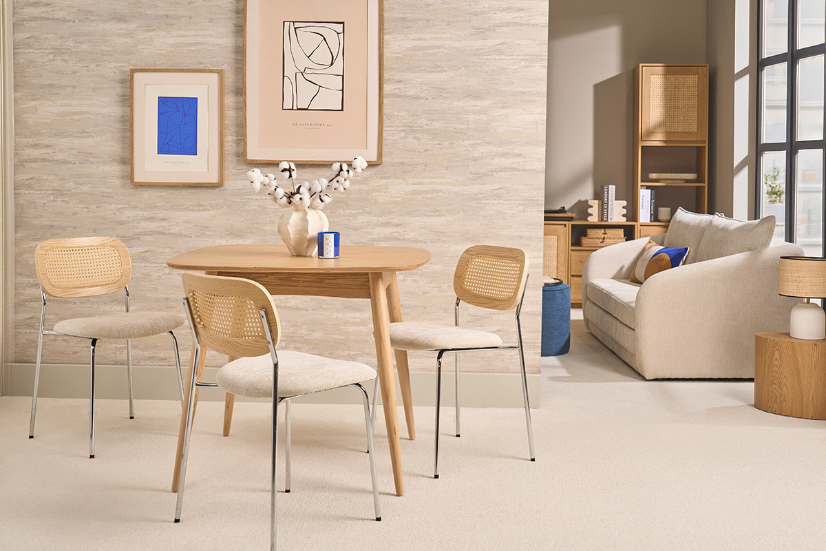 Sedie design in tessuto effetto velluto testurizzato beige, metallo cromato e intreccio in rattan (set di 2) MIRANDA