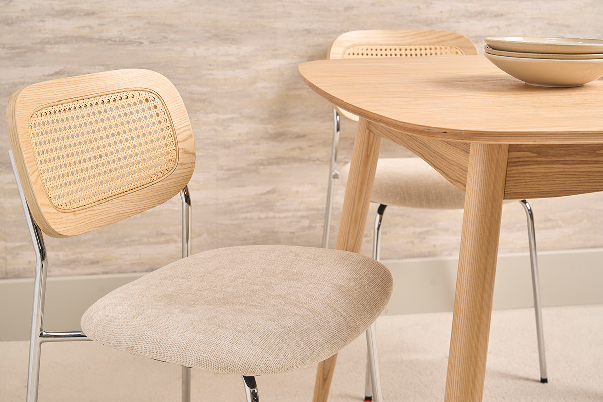 Sedie design in tessuto effetto velluto testurizzato beige, metallo cromato e intreccio in rattan (set di 2) MIRANDA