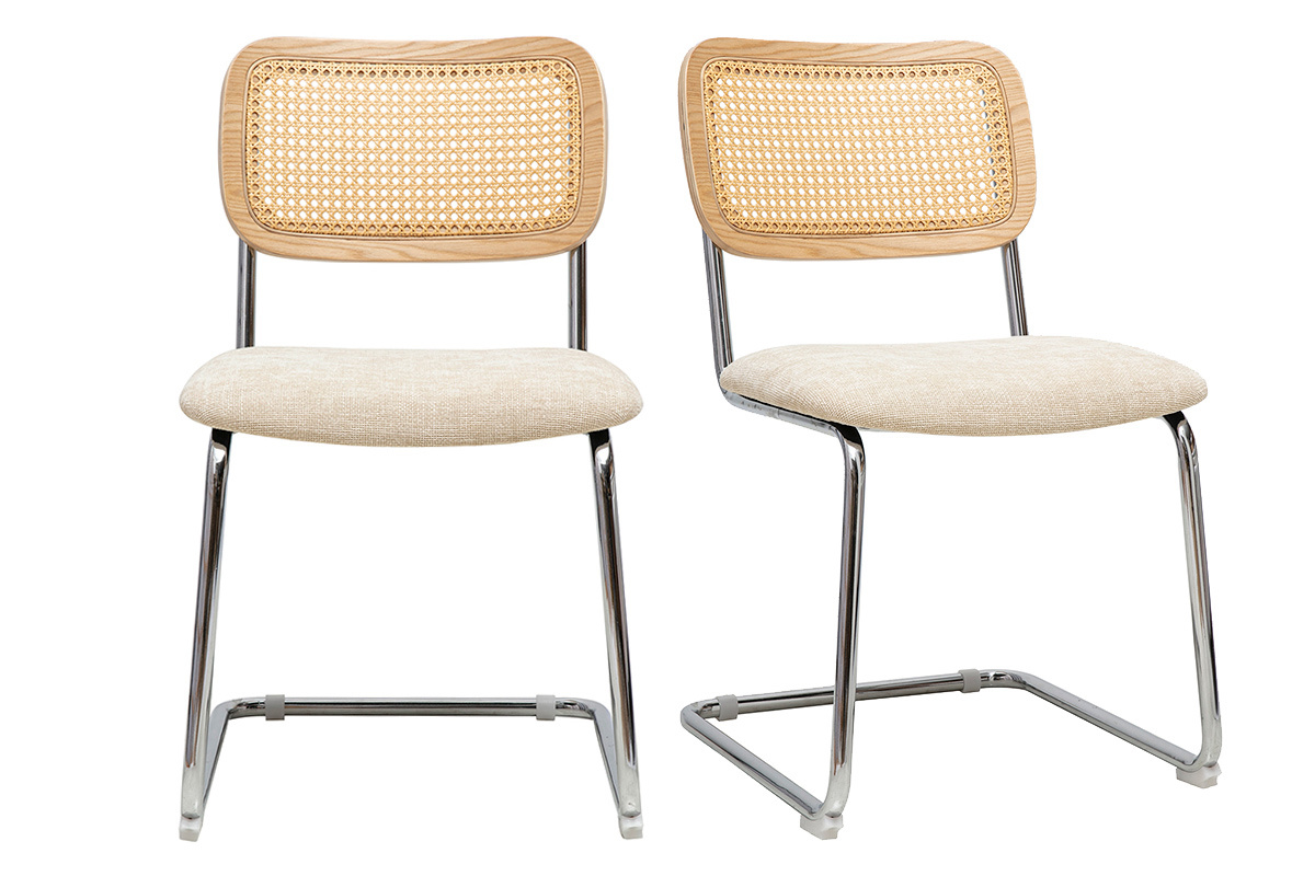 Due sedie di design con seduta beige, schienale in rattan e gambe in metallo cromato, vista frontale.