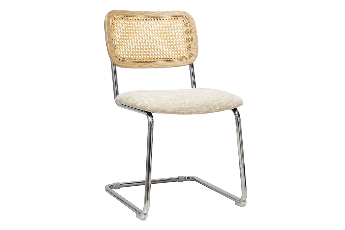 Sedia design con schienale in rattan intrecciato e gambe in metallo cromato, vista da 3/4.