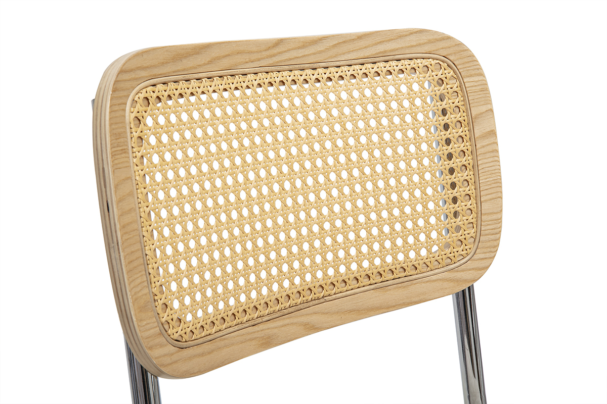 Schienale di sedia in rattan intrecciato, telaio in legno chiaro e piedi in metallo cromato, vista ravvicinata.