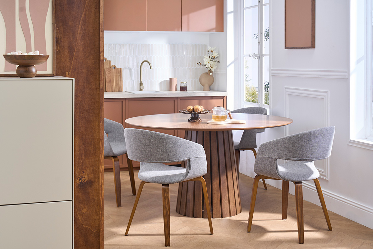 Sedie di design SLAM in tessuto grigio con gambe in legno scuro, attorno a un tavolo in legno, interno moderno.