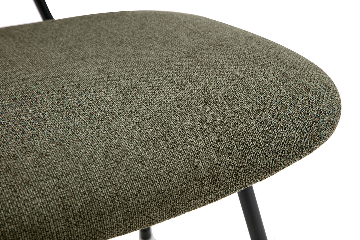 Assise de chaise design en tissu verde kaki avec structure en metallo nero, vista da vicino.