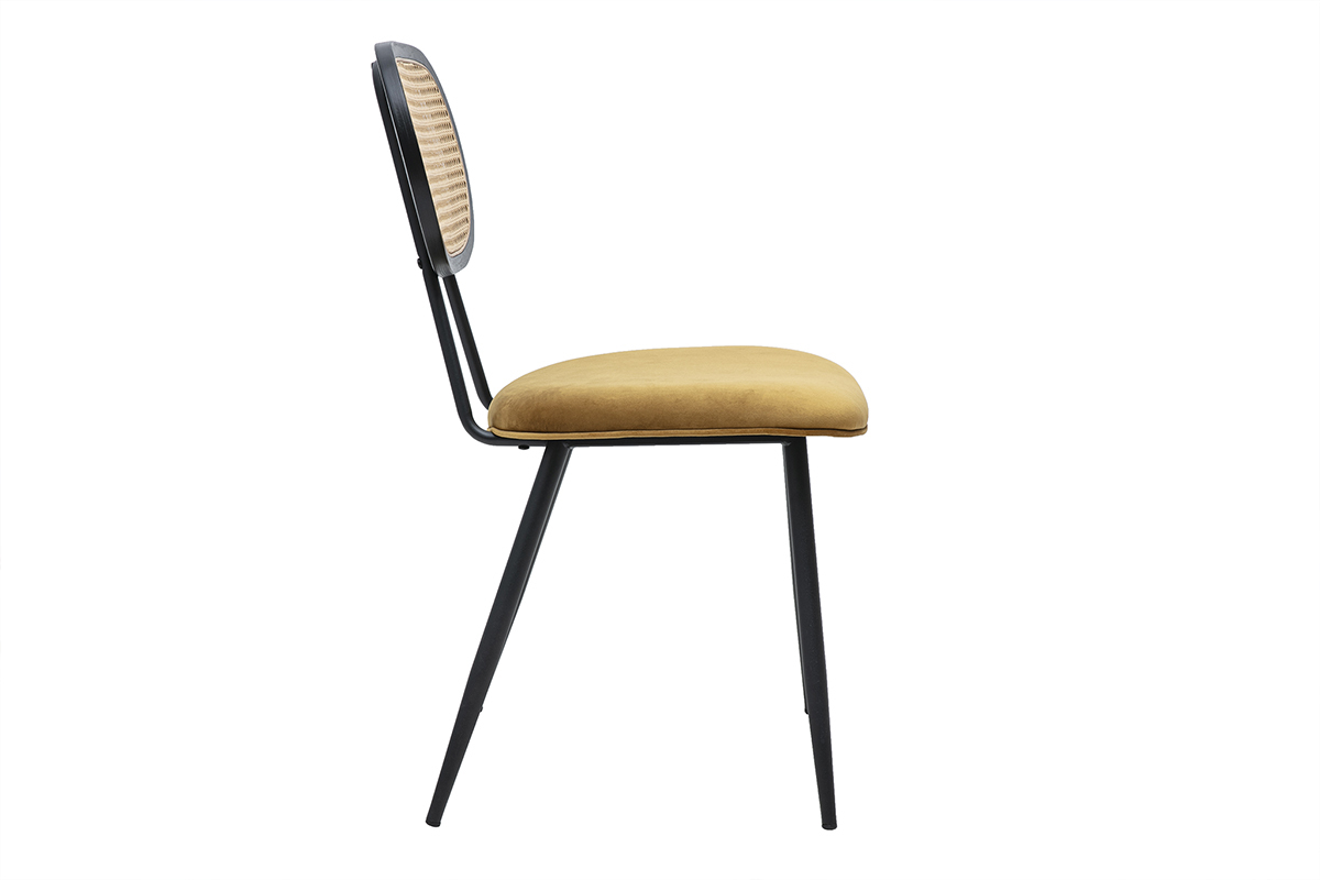 Sedia in velluto bronzo con schienale in rattan e piedi in metallo nero, vista laterale.