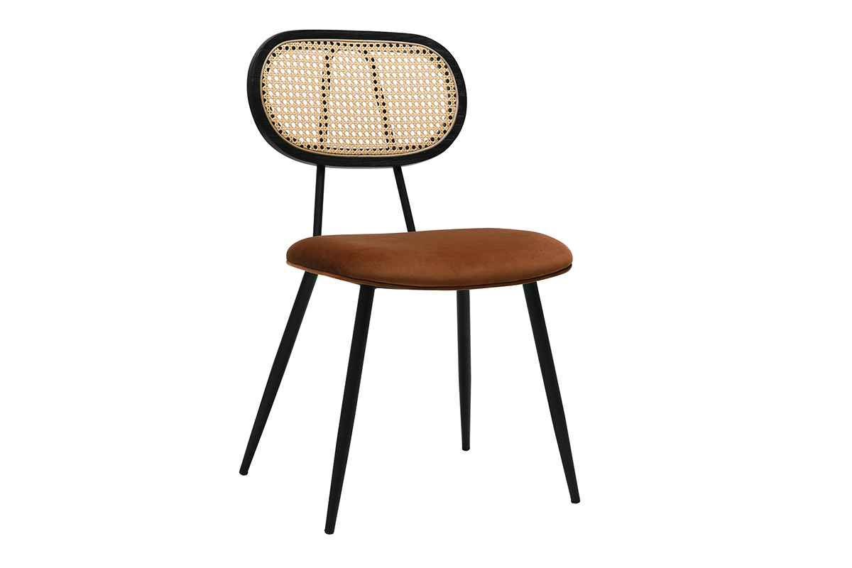 Sedia design in velluto colore terra bruciata, schienale in rattan e piedi in metallo nero, vista da tre quarti.