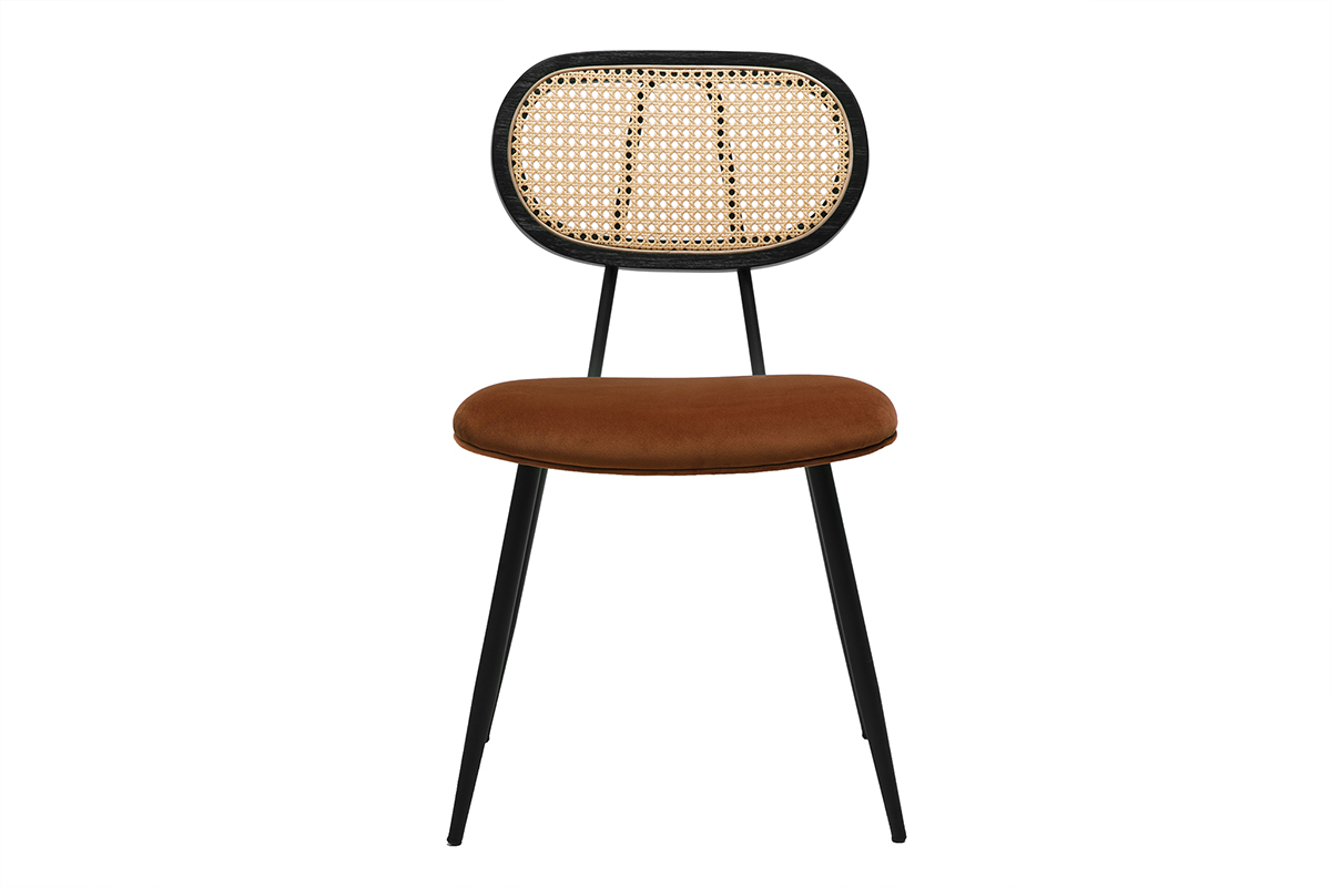 Sedia in velluto color terra bruciata con schienale in rattan e gambe in metallo nero, vista frontale.