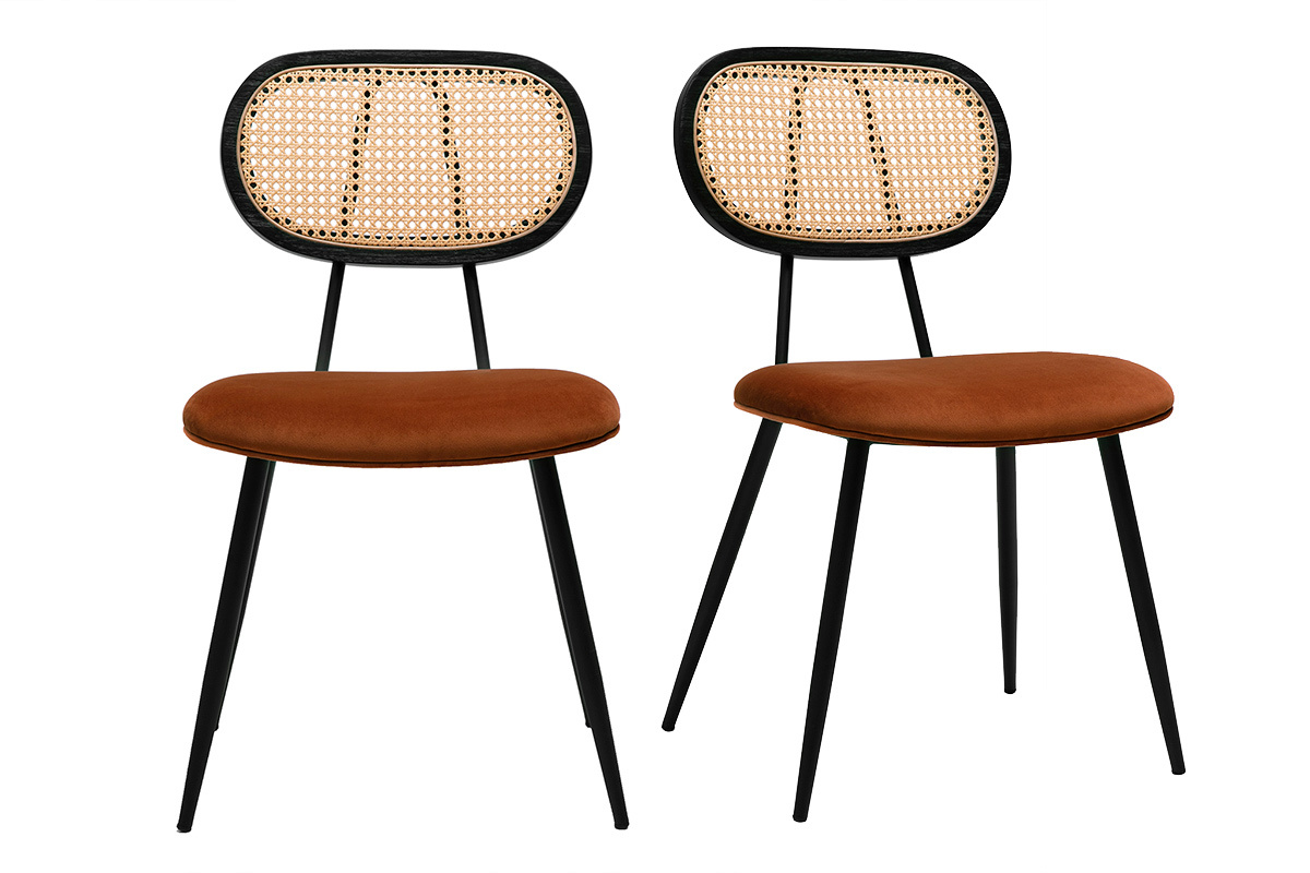 Due sedie in velluto terra bruciata, schienale in rattan, gambe in metallo nero, vista frontale.