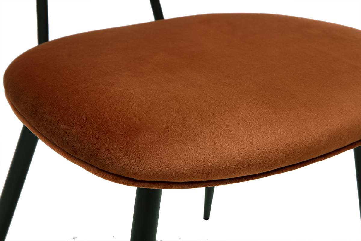 Seduta in velluto terra bruciata su struttura metallo nero, vista laterale.