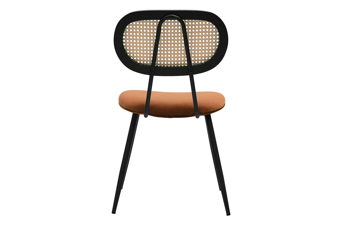 Sedia design in velluto terra bruciata, schienale in rattan intrecciato vista posteriore.