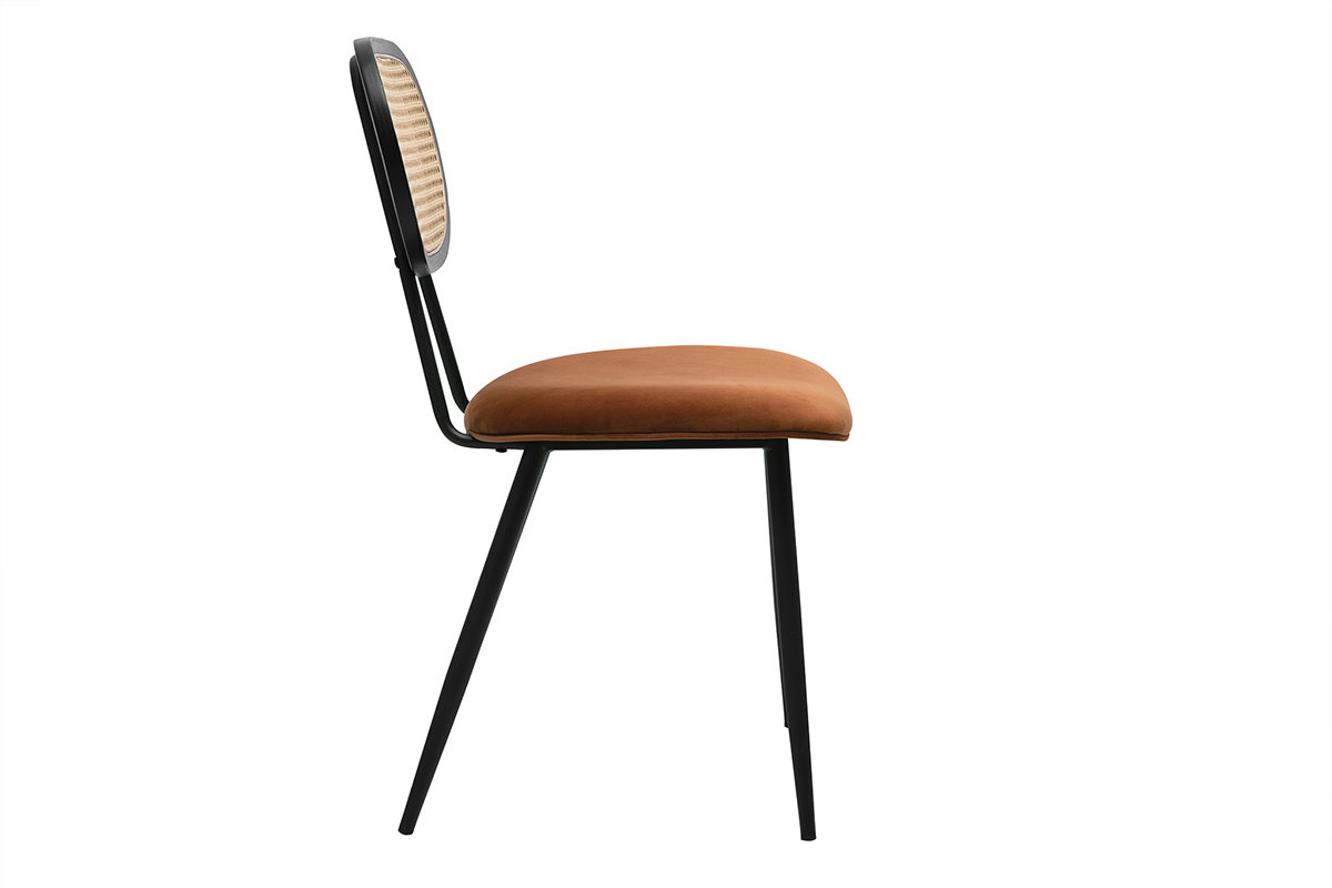 Sedia SWANN in velluto terra bruciata, metallo nero e rattan, vista laterale.