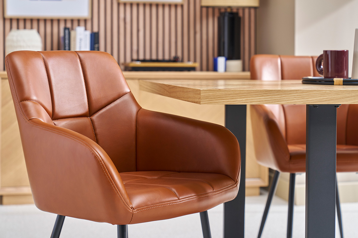 Sedie design trapuntate in poliuretano marrone e metallo nero (set di 2) MONTERO