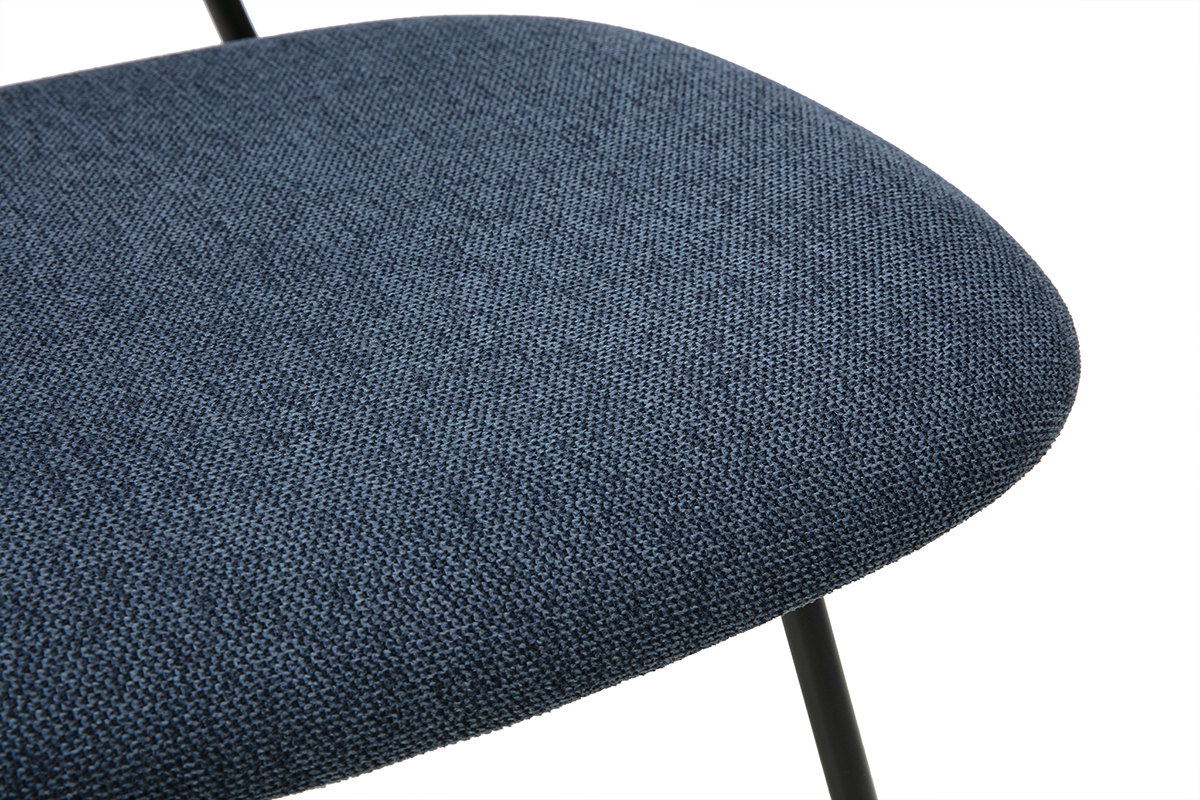 Dettaglio di una sedia di design in tessuto blu scuro effetto velluto strutturato con struttura in metallo nero.