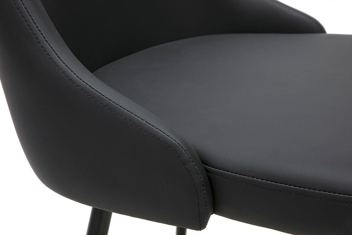 Dettaglio di una sedia di design nera CULT, rivestimento in poliuretano e base in metallo.