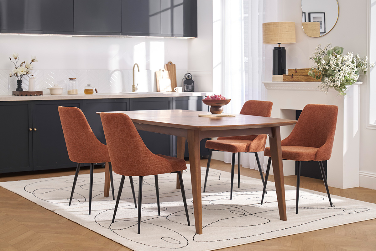 Sedie di design CULT con base in metallo nero, in una cucina moderna.