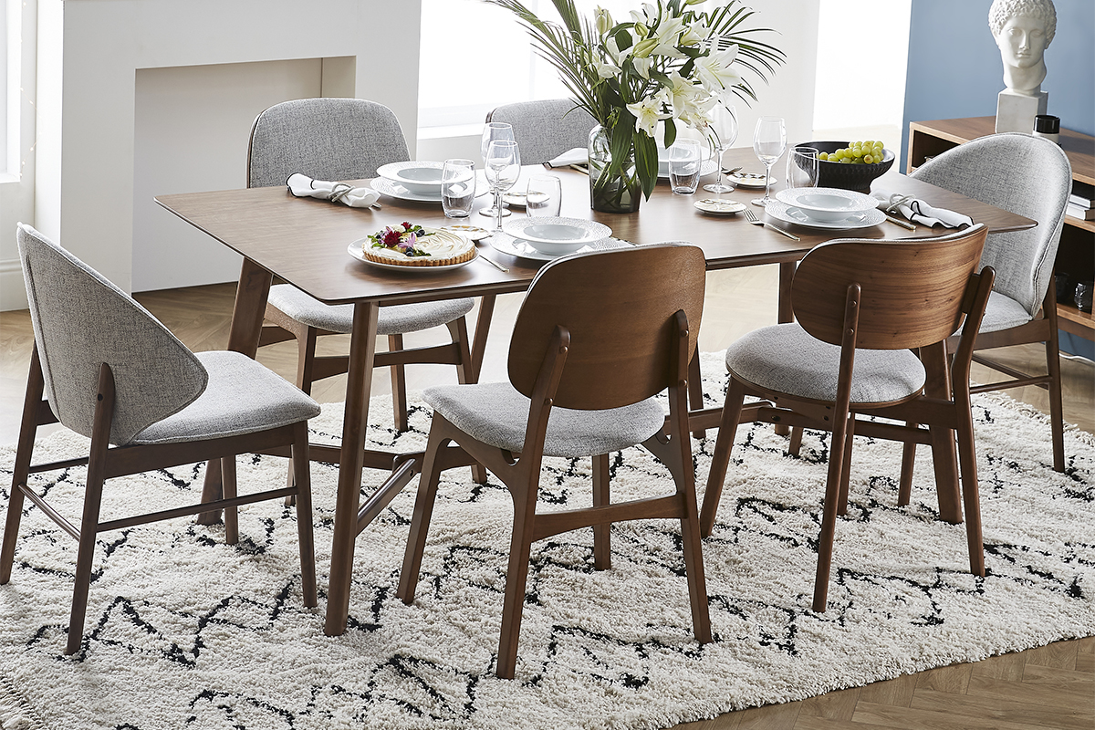 Sedie in legno chiaro di frassino SOQUETTE attorno a un tavolo, atmosfera scandinava e retr�.