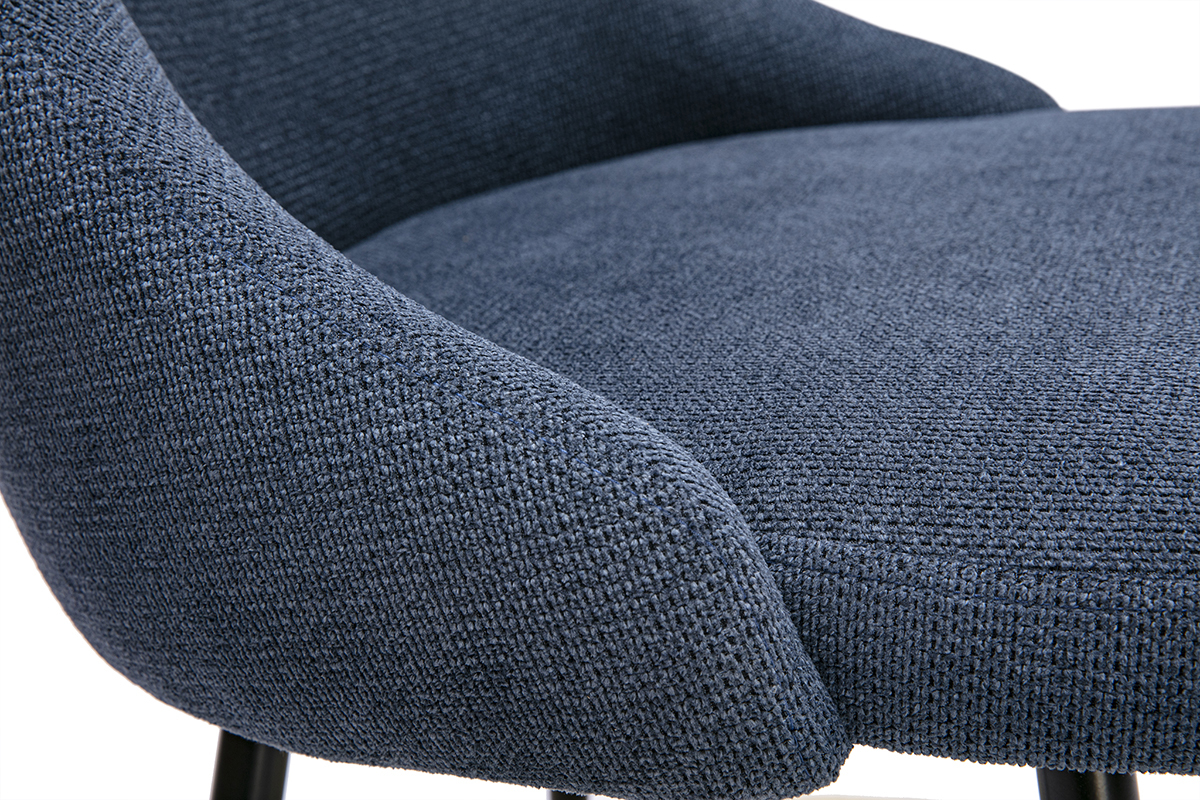 Dettaglio delle sedie HASTA in tessuto ciniglia blu scuro con base in metallo nero.
