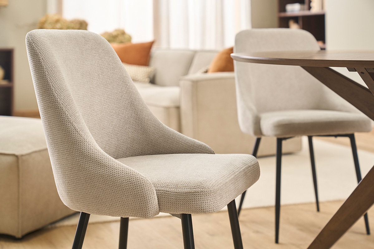 Sedie in tessuto ciniglia testurato beige e metallo nero (set di 2) HASTA