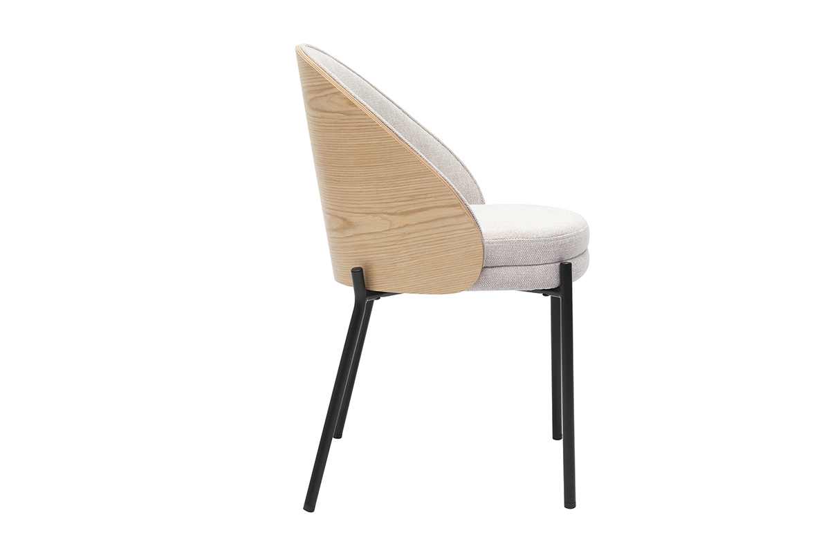 Sedia beige in tessuto velluto, vista laterale, schienale in legno chiaro, piedi in metallo nero.