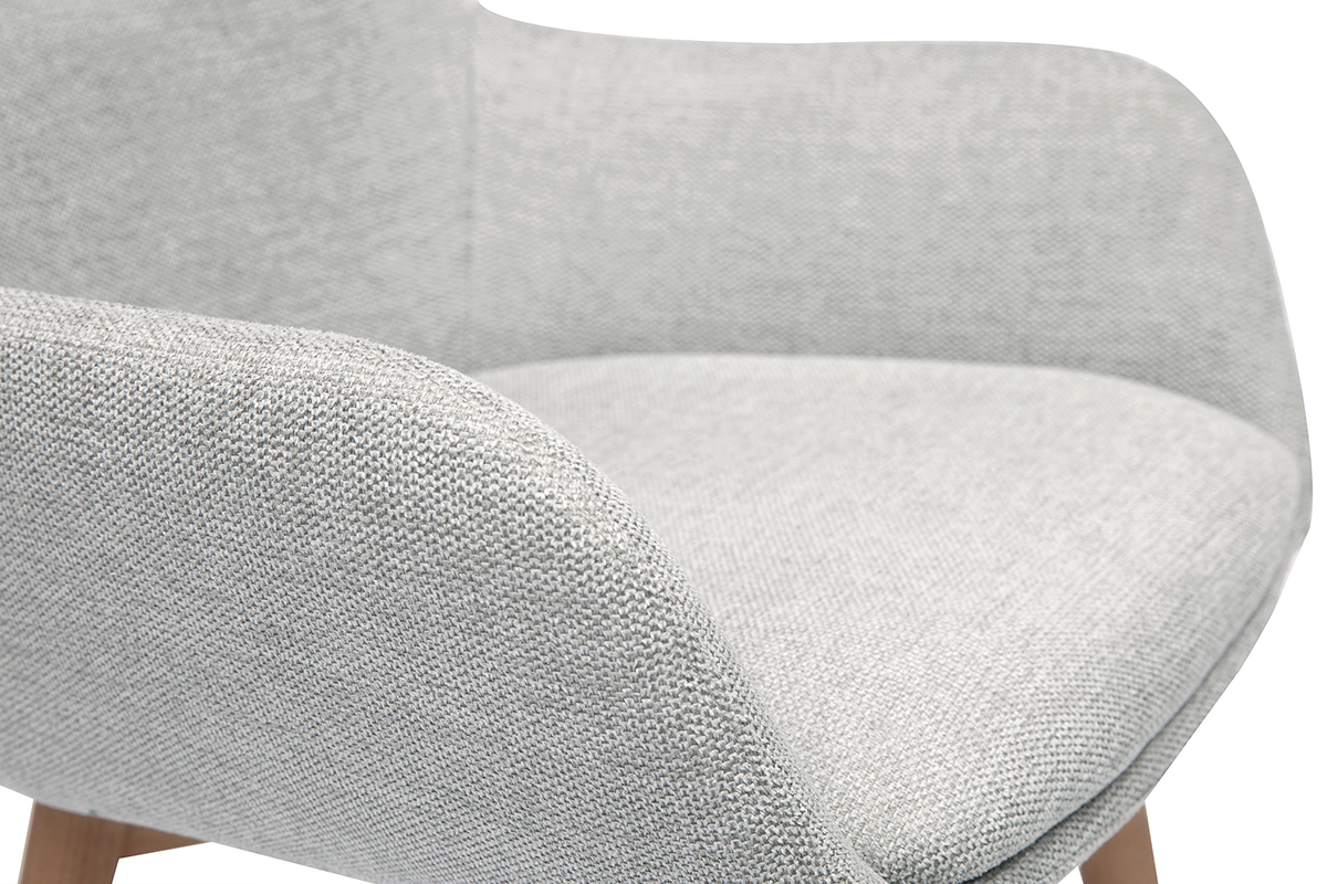 Dettaglio sedia ALESS in tessuto effetto velluto grigio chiaro, bracciolo e seduta.