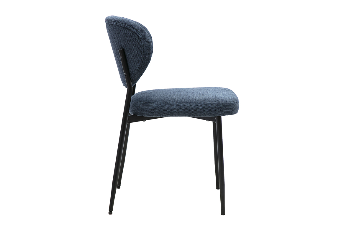 Sedia in tessuto blu scuro effetto velluto, vista di profilo, con struttura in metallo nero.