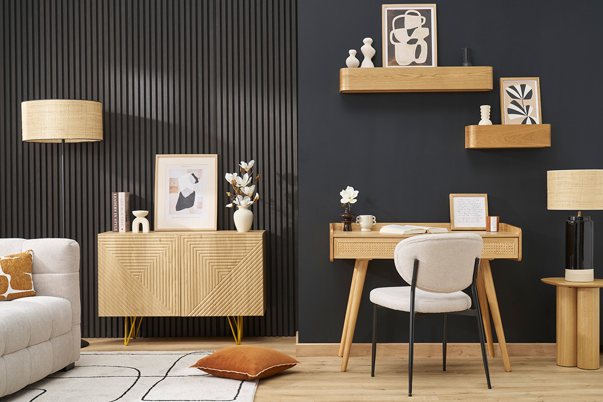 Sedie in tessuto effetto velluto beige con struttura in metallo nero, in un ambiente moderno.