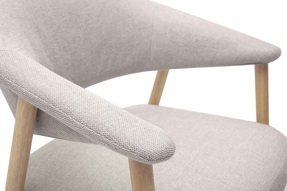 Sedia in tessuto effetto velluto testurizzato beige con braccioli in legno chiaro, vista ravvicinata.