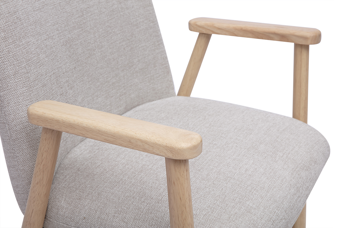 Dettaglio di una sedia in tessuto beige con braccioli in legno chiaro, vista ravvicinata