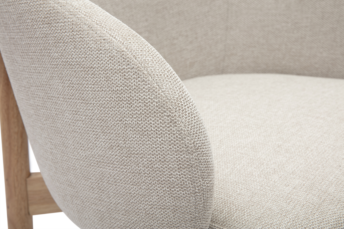 Dettaglio di una sedia TORVI in tessuto effetto velluto testurizzato beige, vista ravvicinata.